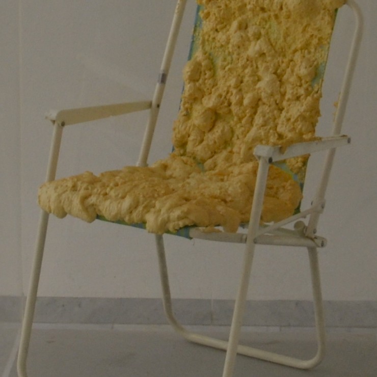 Ohne Titel,  Diverse Objekte, PU-Schaum, Klappsessel aus Eisen, Moos, Erde, Lehmziegel, 2019 © Katharina Killinger